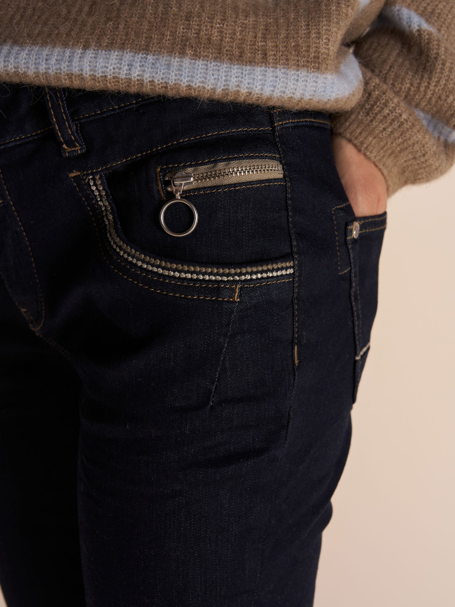 Modelshot / Dark Blue / Detail